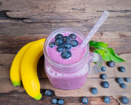 Čučoriedkové smoothie s banánom a arašidovým maslom (recept)
