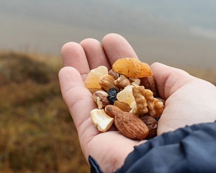 Jedlo a energia (aj na zimnú) turistiku. Aké snacky zbaliť?